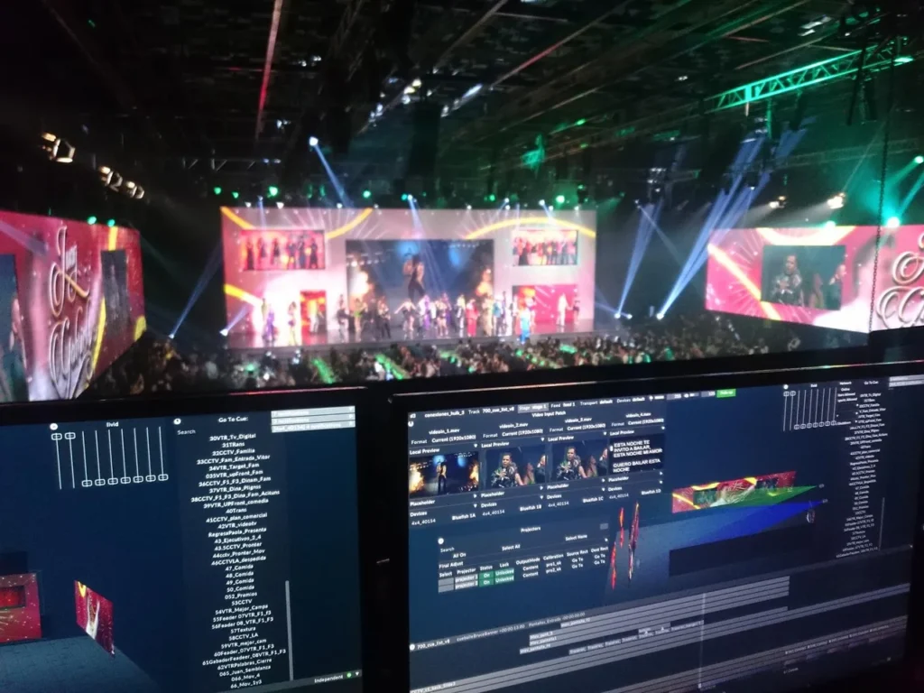 Main and side presentation screens at Televisa Upfront 2017 — view 2
