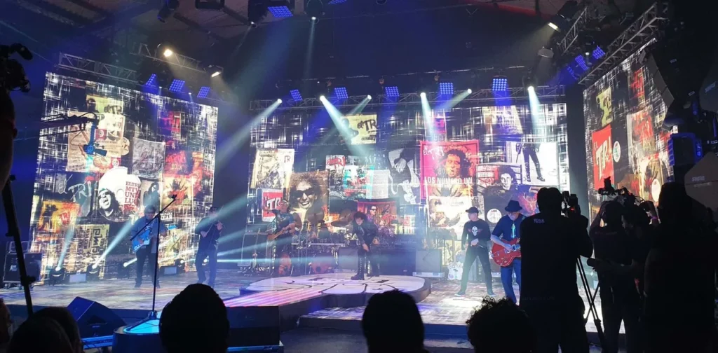 Camera-facing stage visuals and real-time image effects for El Tri’s streaming show — view 2