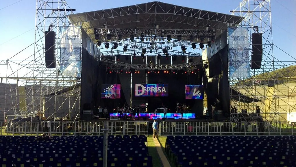 Concert stages and playback views from Ricardo Montaner performances — view 3