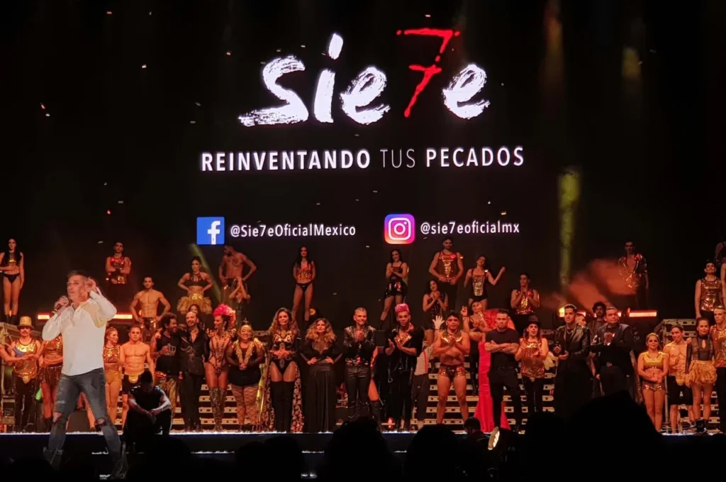 Stage screens and synchronized live visuals for Sie7e — view 3