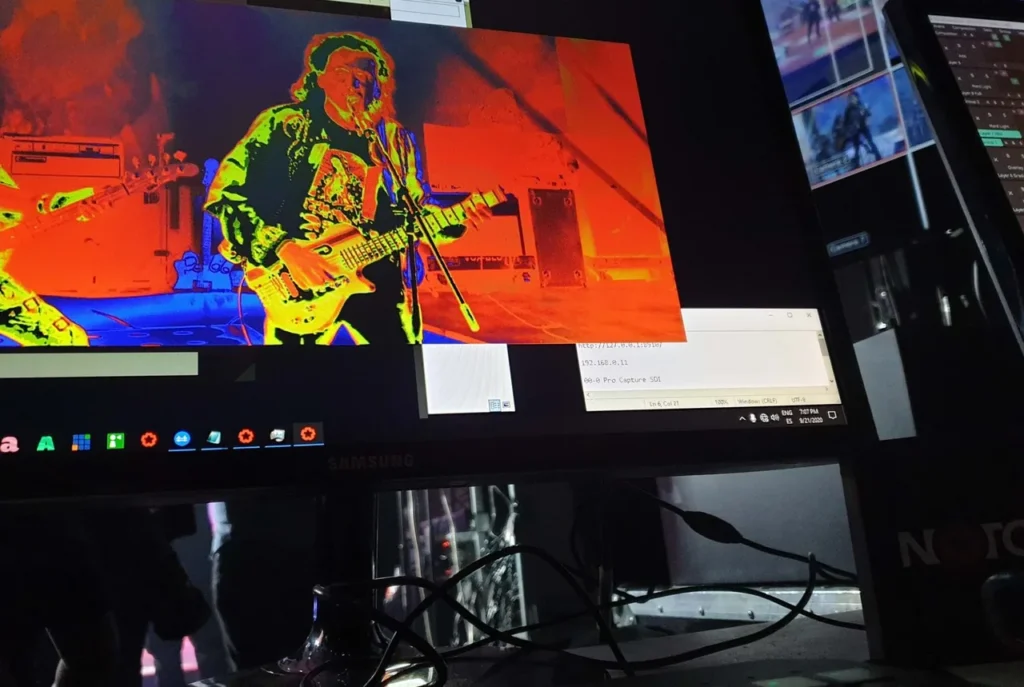 Camera-facing stage visuals and real-time image effects for El Tri’s streaming show — view 3