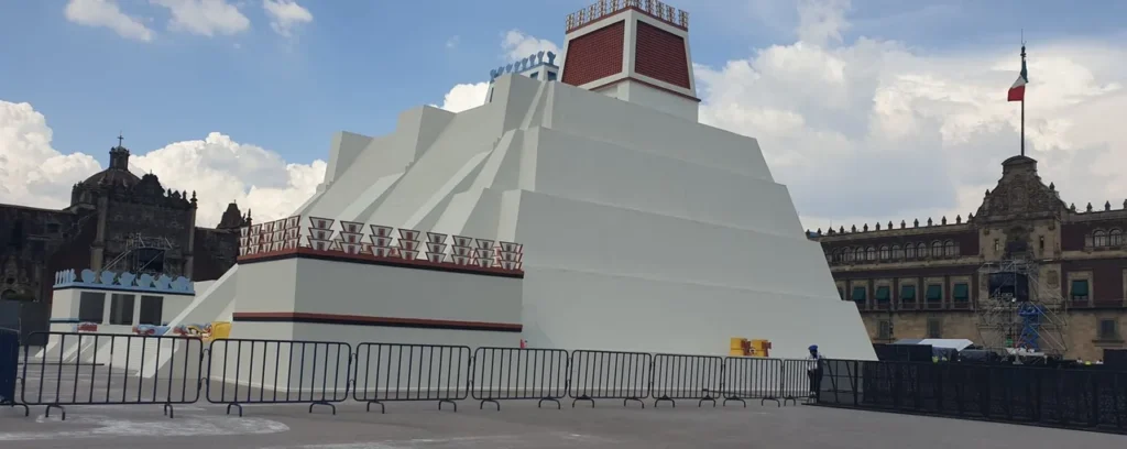 Large-scale public projection at Memoria Luminosa — Huey Teocalli in Mexico City — view 4