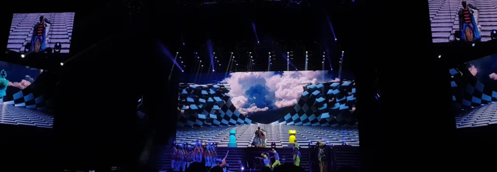 Stage screens and synchronized live visuals for Sie7e — view 4