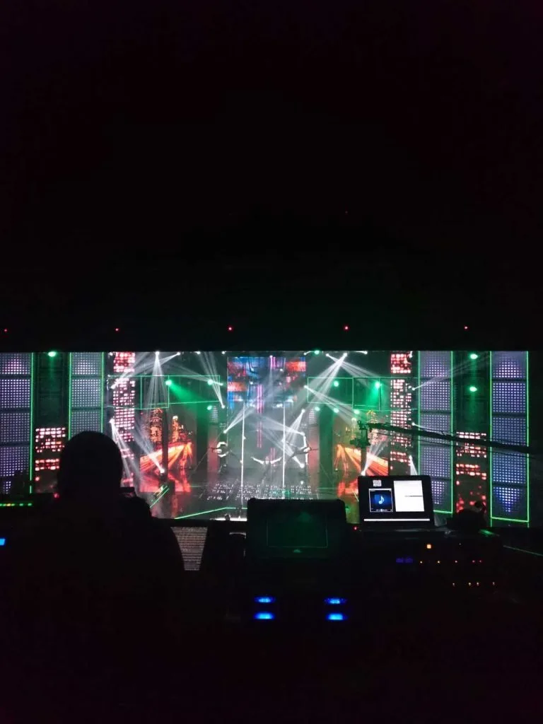 LED television set and playback environment for Sí Se Puede — view 4
