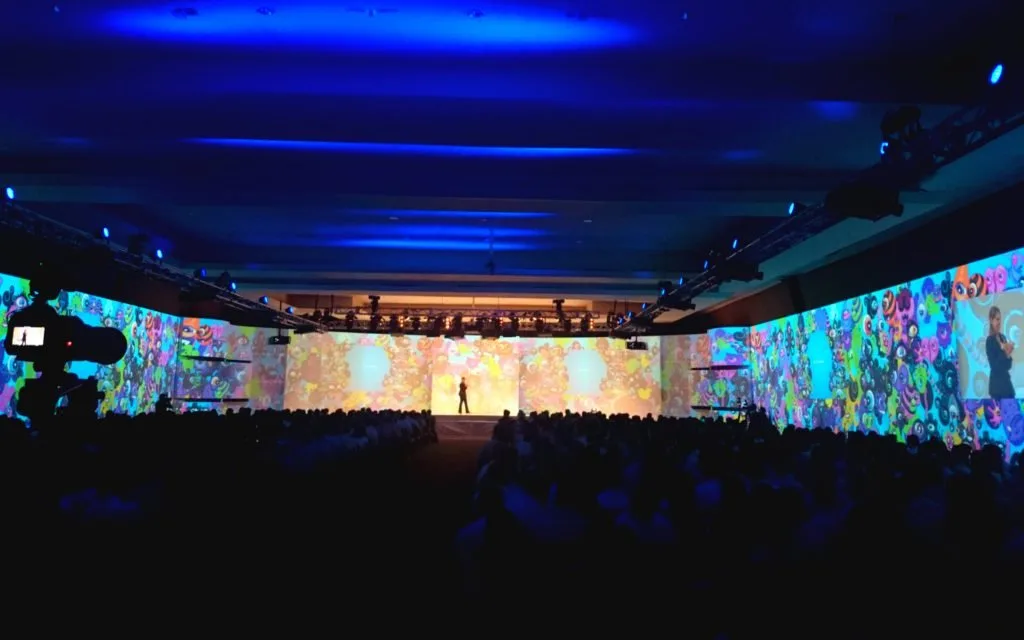 Ultra-wide multi-output projection surface for Zumm Brasil in Cancún — view 5
