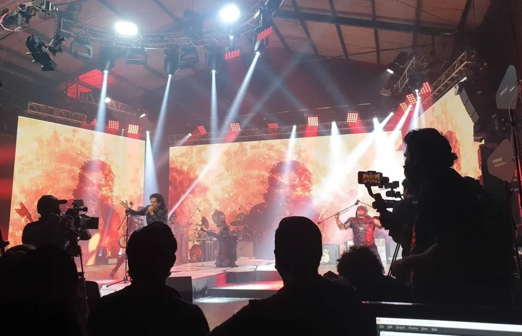Camera-facing stage visuals and real-time image effects for El Tri’s streaming show — view 5