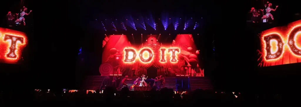 Stage screens and synchronized live visuals for Sie7e — view 6