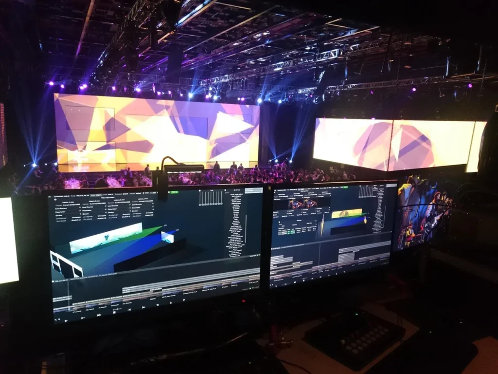 Main and side presentation screens at Televisa Upfront 2017 — view 6