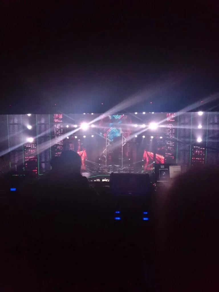 LED television set and playback environment for Sí Se Puede — view 7