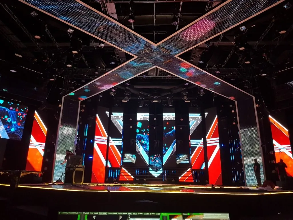 LED screen environment and stage presentation for Mexicana Universal — view 8