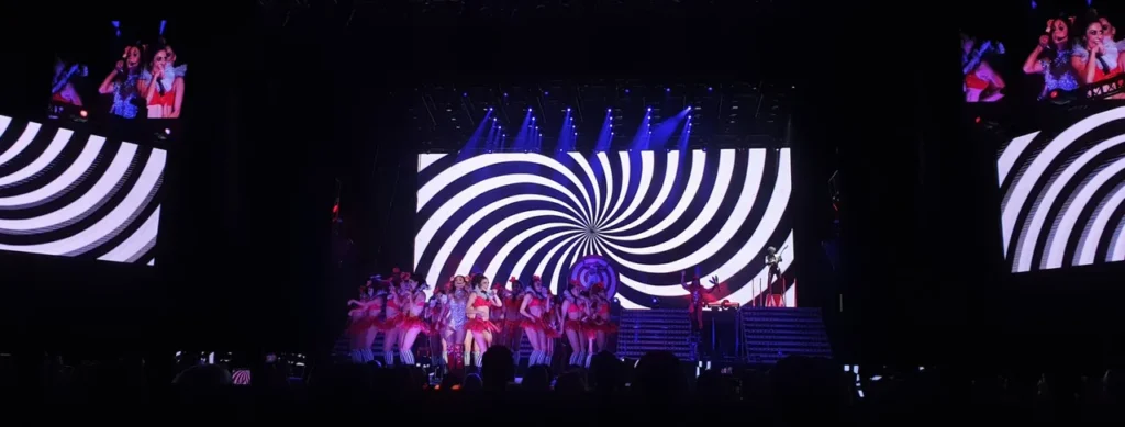 Stage screens and synchronized live visuals for Sie7e — view 8