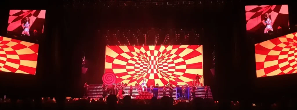Stage screens and synchronized live visuals for Sie7e — view 9