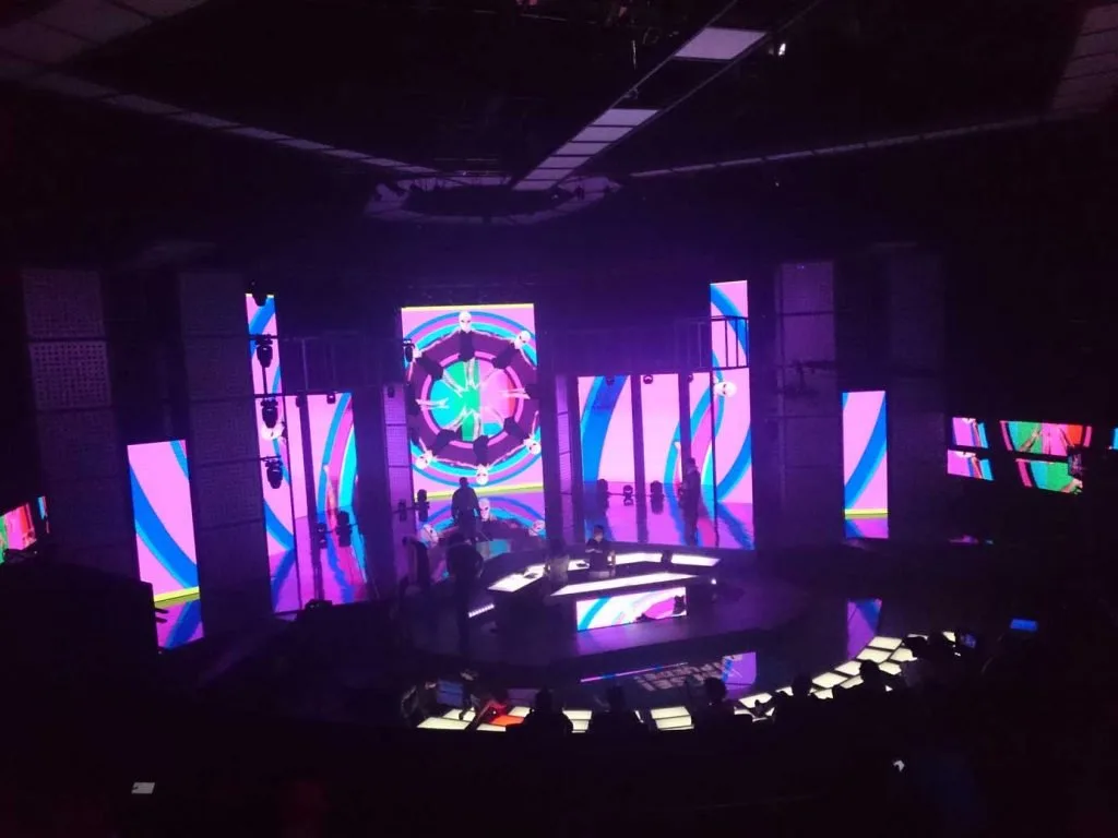 LED television set and playback environment for Sí Se Puede — view 12