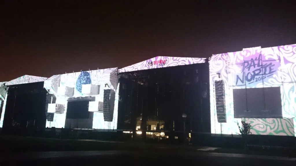 Festival stage, projection surfaces and live visuals at Pal Norte 2015 — view 18
